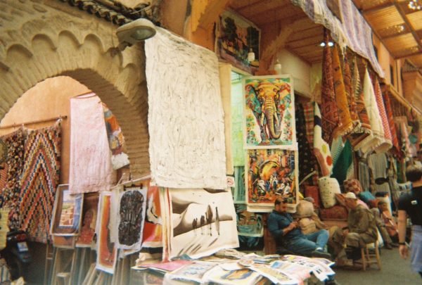 Boutiques d’artisanat dans les souks de Marrakech
